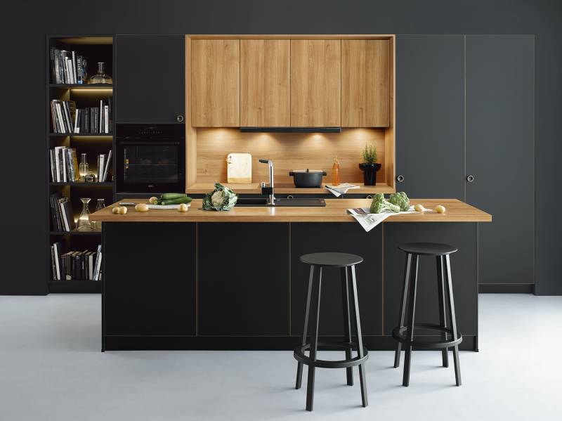 La signature architecte pour votre cuisine équipée sur Nîmes, cuisine noir et bois avec ilot