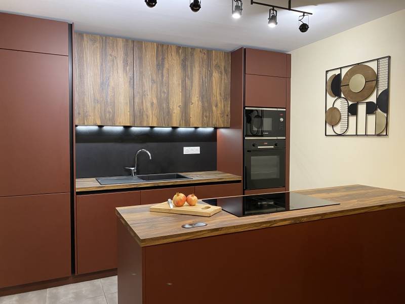 Des cuisines équipées modernes conçues et installées par Showroom443 près de Nîmes