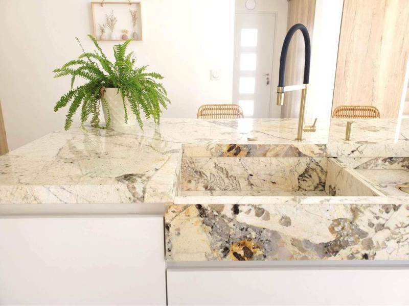 Plan de travail de cuisine en pierre naturelle sur mesure chez Showroom443 à Nîmes près de Montpellier