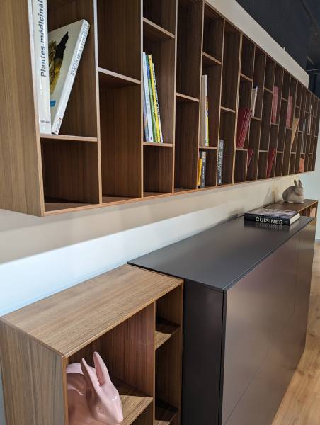 Zoom sur la bibliothèque d'exposition sur mesure avec portes battantes Book&Look à Nîmes près d'Uzès