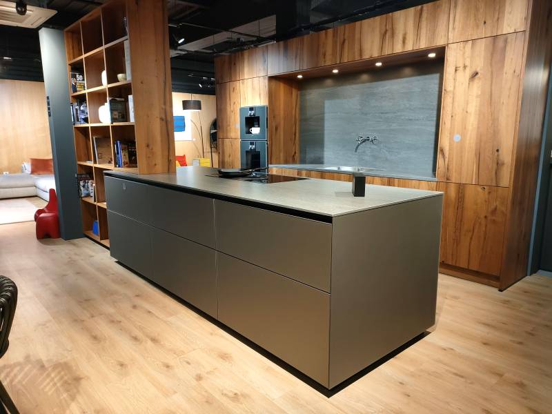 Cuisine design haut de gamme allemande d'exposition à Nîmes dans le Gard