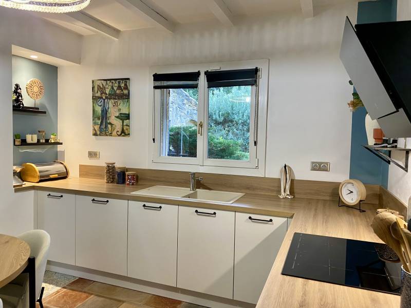 Rénovation complète d’une cuisine rustique en cuisine moderne sur-mesure proche d’Alès