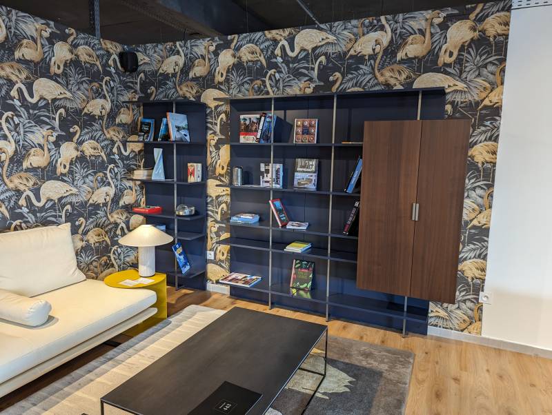 Bibliothèque d'exposition sur mesure avec portes battantes Ligne roset à Nîmes près d'Uzès