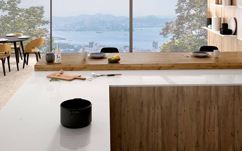 Une plaque de cuisson induction 100% invisible grâce à votre plan de travail haut de gamme en céramique au Showroom443