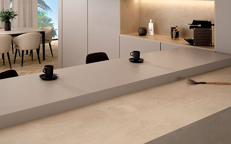 Une plaque de cuisson induction invisible grâce à votre plan de travail en céramique au Showroom443 à Nîmes