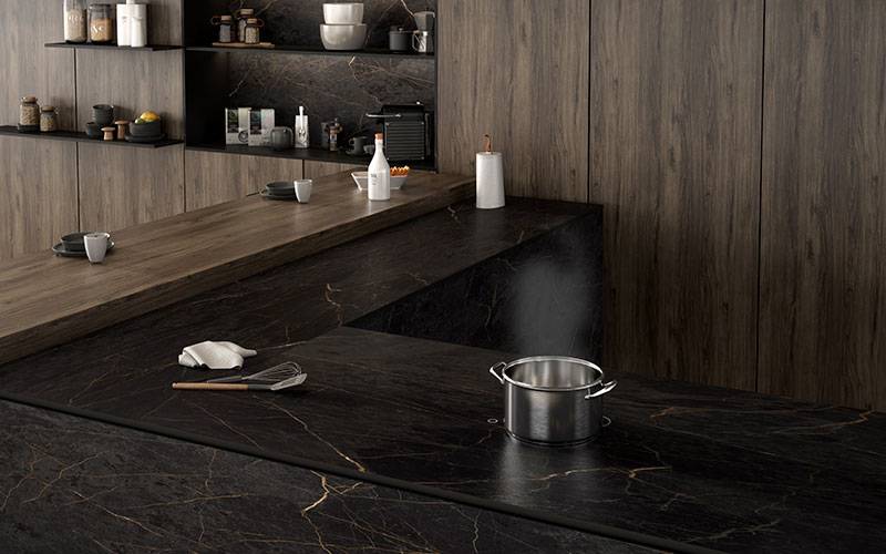 Une plaque de cuisson induction 100% invisible grâce à votre plan de travail en céramique au Showroom443