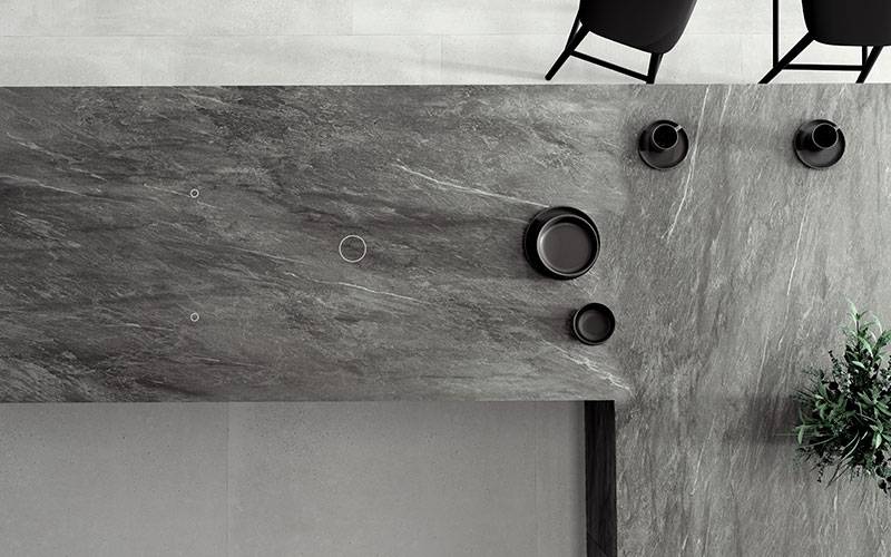 Une plaque de cuisson induction 100% invisible grâce à votre plan de travail en céramique au Showroom443 à Nîmes