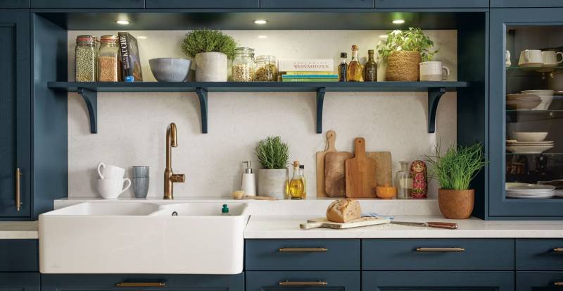 cuisine campagne chic sur mesure en bois massif évier timbre, étagères et plan de travail en pierre sur Nîmes dans le Gard