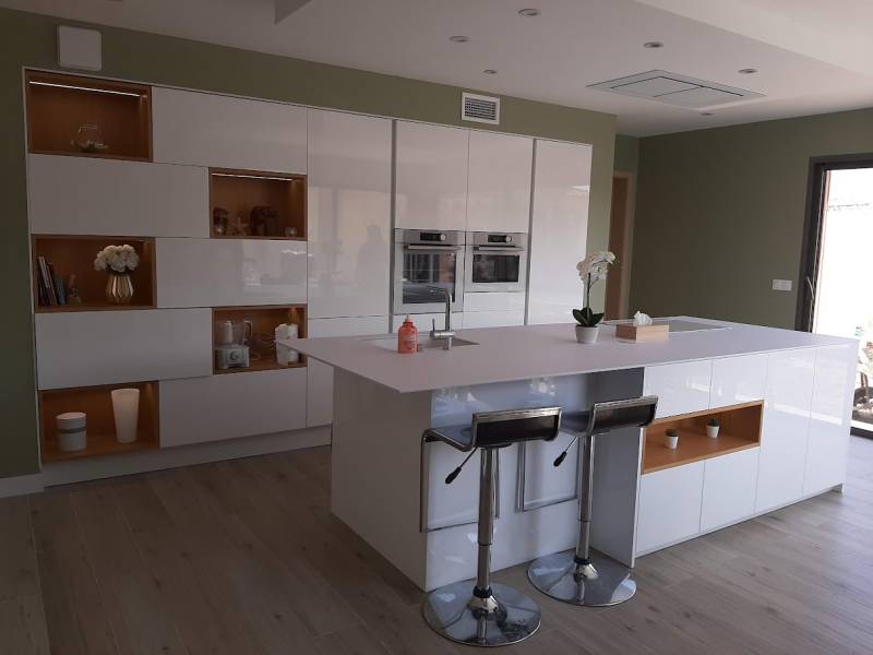 Cuisine blanche avec ilot central niches en bois Chez Mr et Mme B. près du Grau du roi