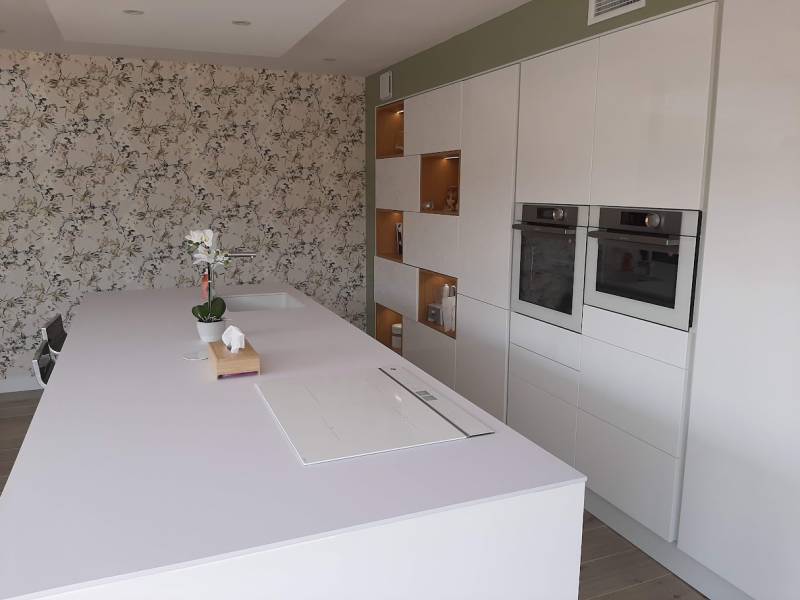 Cuisine blanche avec ilot central niches en chêne Chez Mr et Mme B. près du Grau du roi