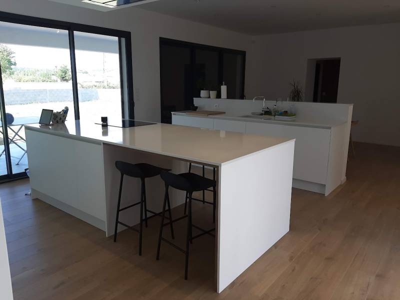 Cuisine blanche avec ilot central installée chez Mr et Mme B. à Nîmes près du Grau du roi