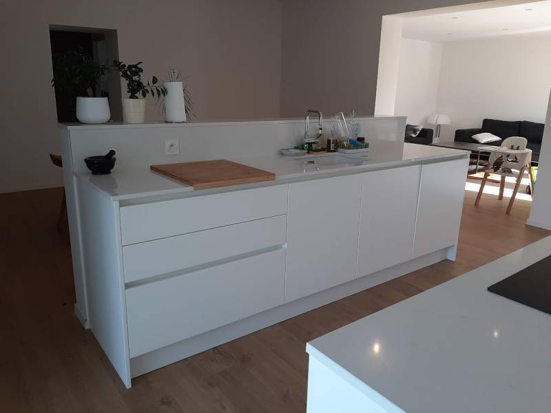 Cuisine blanche et plan de travail blanc installée chez Mr et Mme B. à Nîmes près du Grau du roi