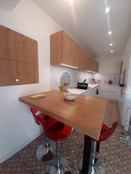 Cuisine blanche totalement rénovée à Nîmes près du Grau du roi chez Mr et Mme D.