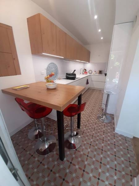 Cuisine blanche et bois à Nîmes près du Grau du roi