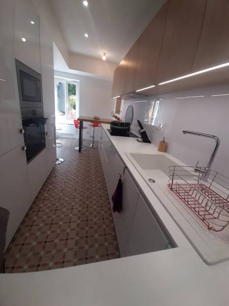 Cuisine blanche et bois totalement rénovée à Nîmes près du Grau du roi chez Mr et Mme D.