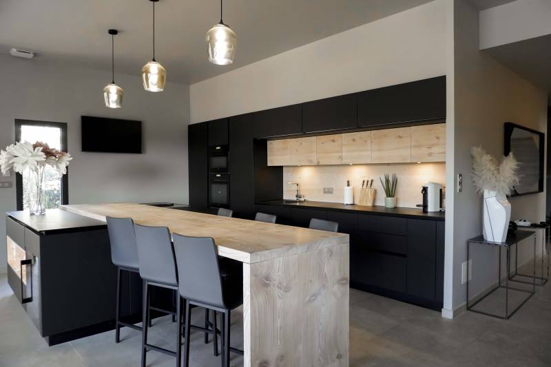 cuisine de Mr et Mme D. avec ilot central carré et table haute intégrée en bois massif à Nîmes