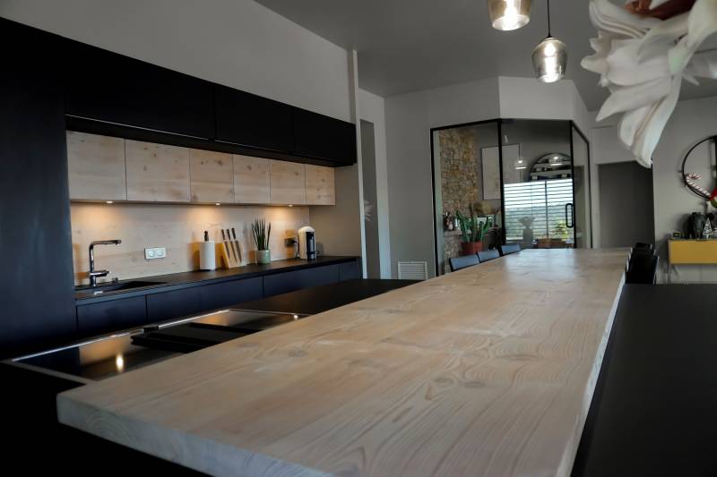 cuisine de Mr et Mme D. avec ilot central carré et table haute intégrée en bois massif à Nîmes
