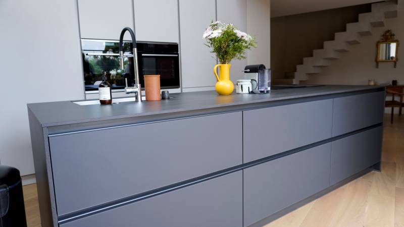 Cuisine équipée avec ilot en verre mat de Monsieur D. installée sur Nîmes proche d'Uzès