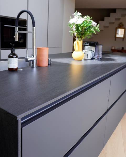 Zoom sur Plan de travail sur mesure haut de gamme en céramique chez Mr D. sur Nîmes près d'Uzès