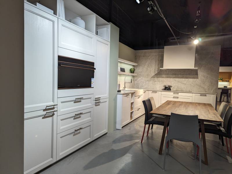 Cuisine d'exposition blanche et pierre naturelle à Nîmes près du Grau du roi