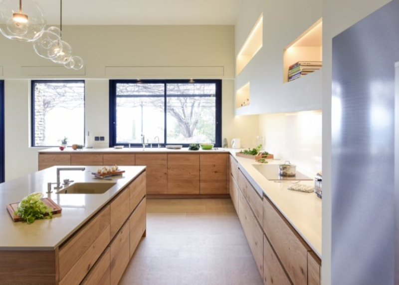 Une cuisine en bois moderne par des maîtres artisans à Nîmes
