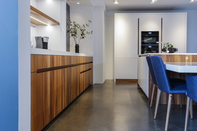 Une cuisine en bois moderne fabriquée par des maîtres artisans chez Showroom443 à Nîmes