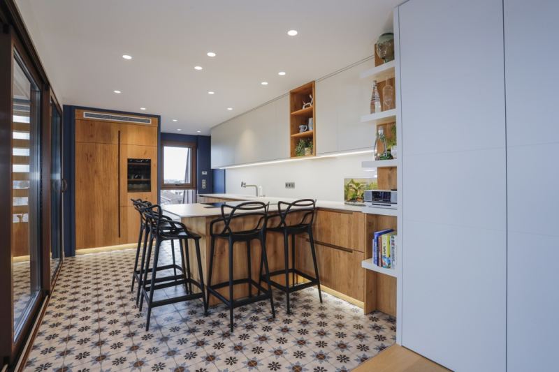 Une cuisine en bois moderne fabriquée par des maîtres artisans chez Showroom443