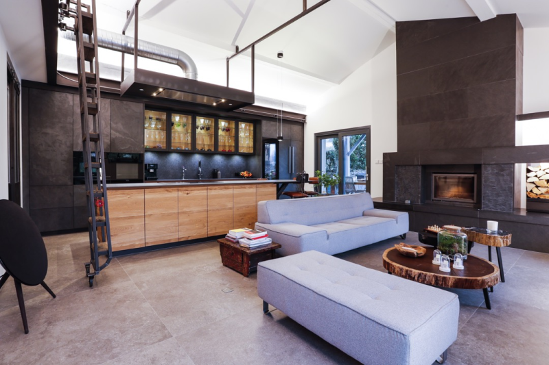 Une cuisine en bois moderne sur mesure par des maîtres artisans à Nîmes