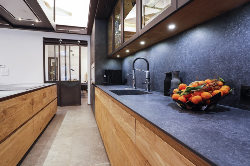 Une cuisine en bois moderne par des maîtres artisans chez Showroom443 