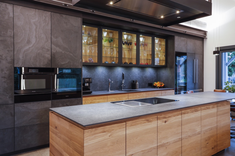 Une cuisine en bois moderne par des maîtres artisans chez Showroom443 à Nîmes