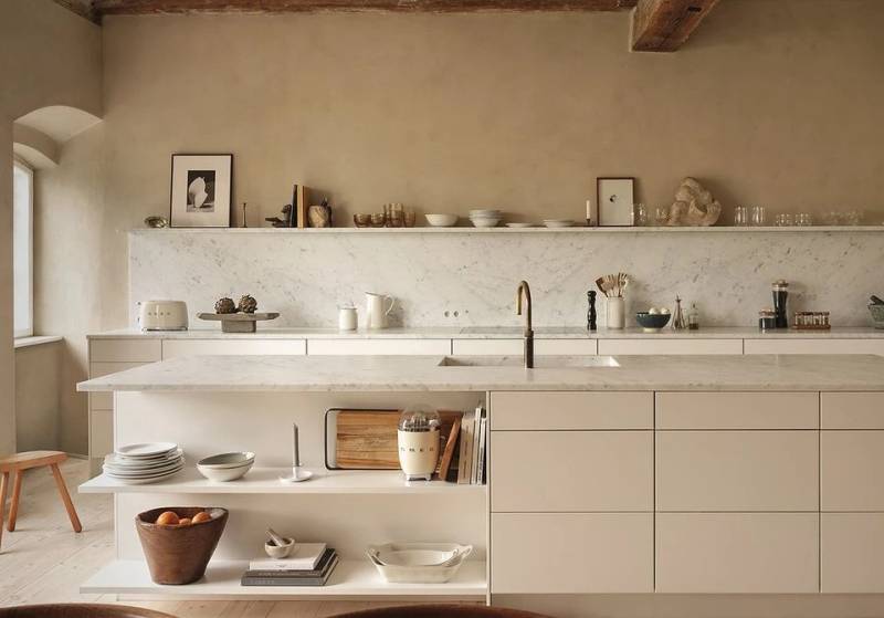 cuisine contemporaine au style méditerranéen, tons clairs et matières naturelles sur Nîmes dans le Gard