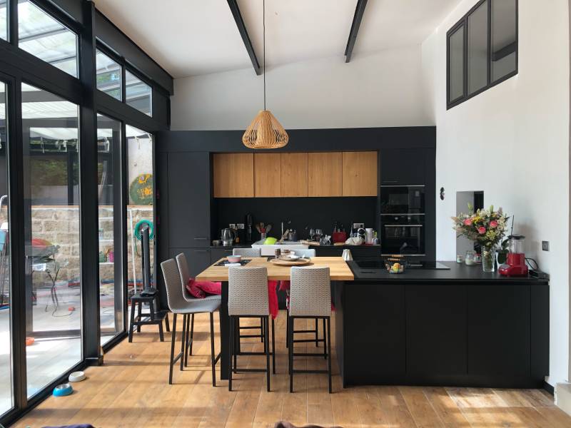 APRES  - Espace aprés étude d'aménagement par Showroom 443-Cuisine noire, bois massif et granit installée chez Mr et Mme L. 