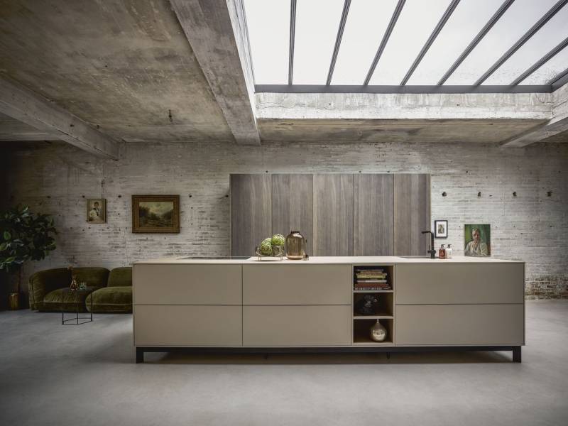 Une cuisine aménagée sur mesure avec îlot central par Showroom443