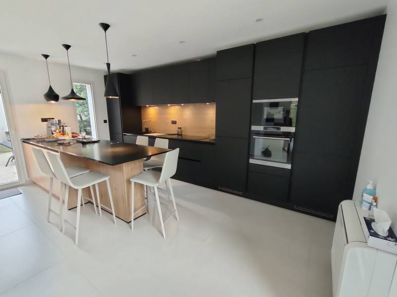 Cuisine noire et plan de travail en granit installée chez des clients près d'Uzès pour une décoration chic et moderne