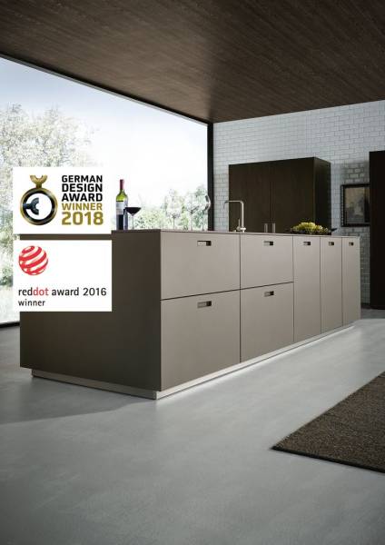 cuisine équipée allemande next125 moderne avec ilot central et poignée intégrée à Nîmes proche d'Uzès