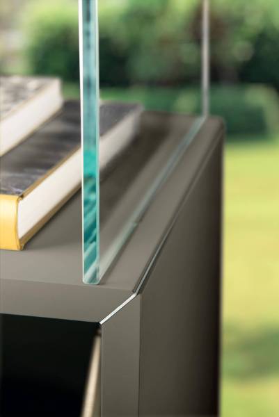 Zoom sur le dressing sur mesure AIR en verre design pour une décoration contemporaine à Nîmes