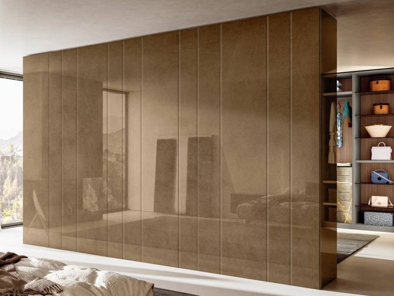 Dressing sur mesure pour une suite parentale moderne haut de gamme chez Showroom443 près de Montpellier