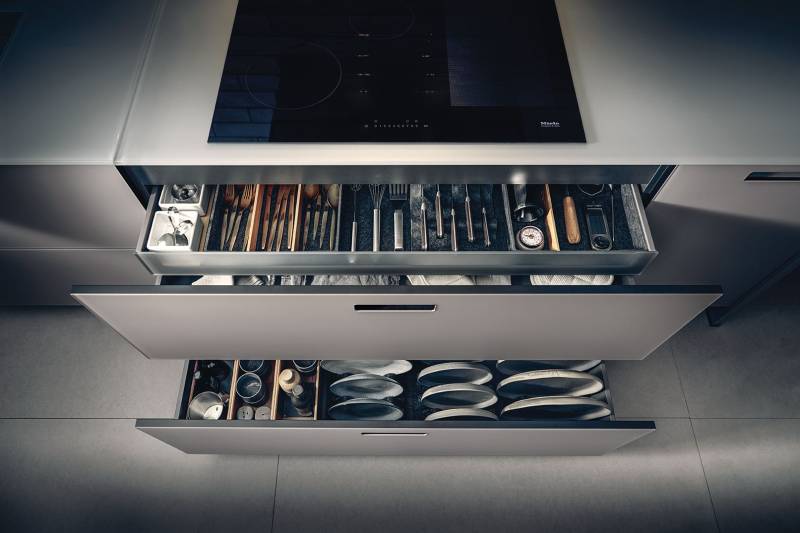 tendances cuisines 2023 : le style minimaliste en verre dépoli gris zoom détail tiroir intérieur façade en verre à Nîmes près de Montpellier