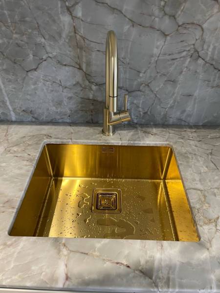 Plan de travail de cuisine en pierre naturelle sur mesure et cuve sous plan à Nîmes près de Montpellier