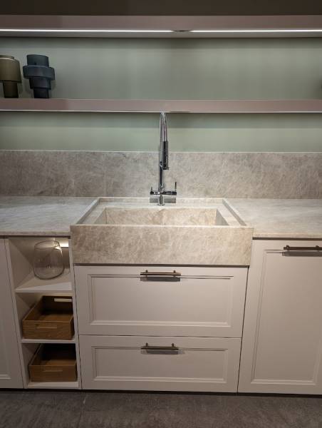 Cuisine contemporaine d'exposition avec évier timbre d'office en pierre naturelle à Nîmes dans le Gard