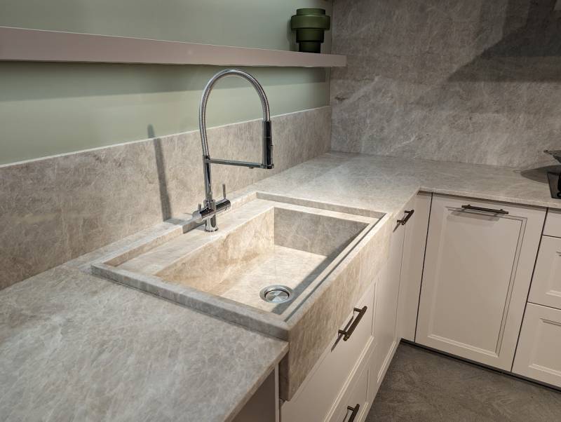 Cuisine contemporaine d'exposition avec évier timbre d'office en pierre naturelle à Nîmes dans le Gard