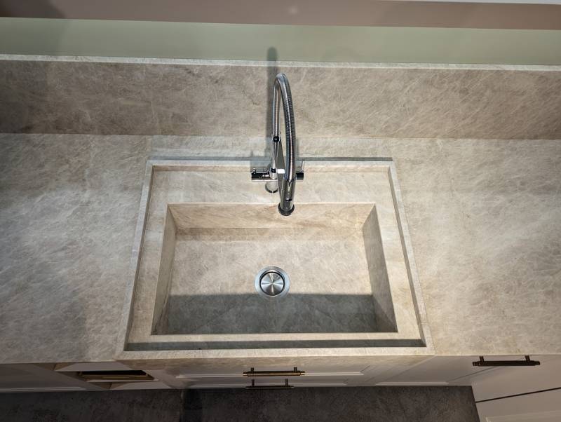 Cuisine contemporaine d'exposition avec évier timbre d'office en pierre naturelle à Nîmes dans le Gard