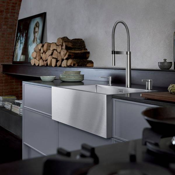 Cuisine contemporaine avec évier timbre d'office en inox à Nîmes dans le Gard