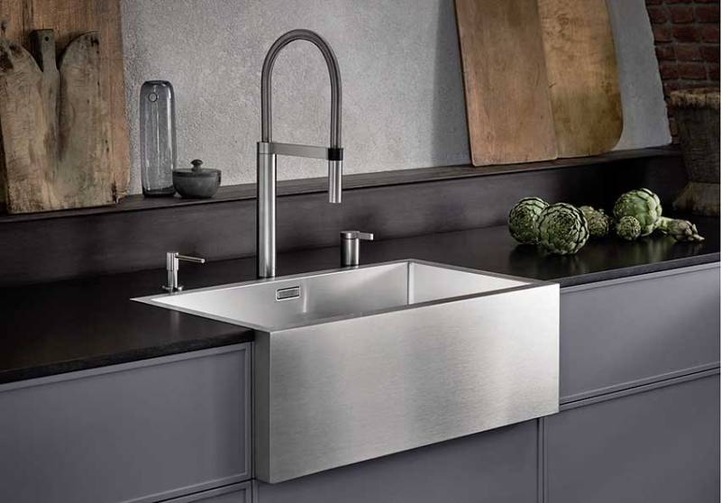 Cuisine contemporaine avec évier timbre d'office en inox à Nîmes dans le Gard