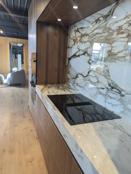 Plan de travail en pierre naturelle, une cuisine chic chez Showroom443 à Nîmes