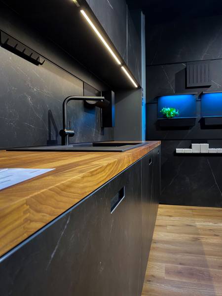 showroom443 vous présente un plan de travail en bois massif lamellé collé noyer sur Nîmes près de Montpellier