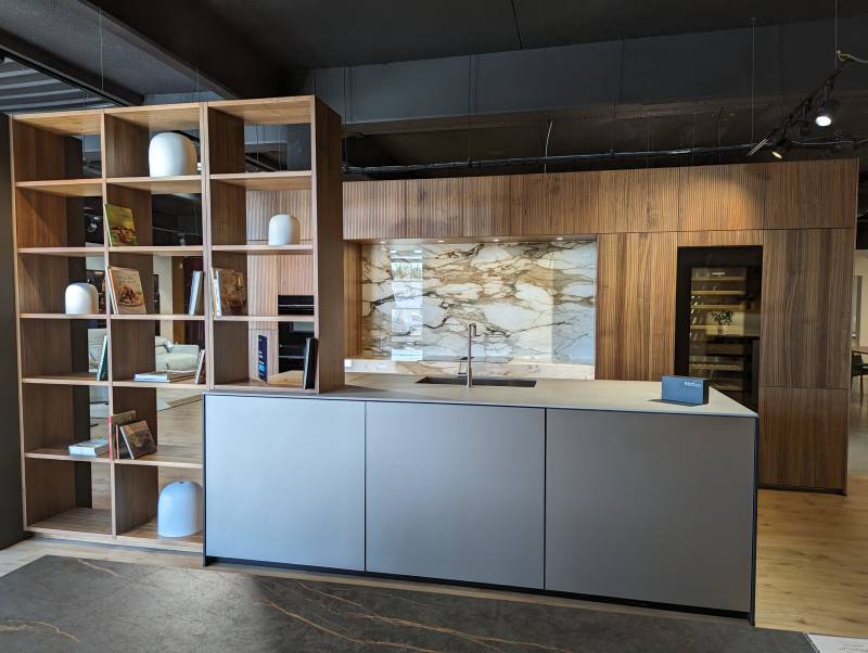 cuisine avec plan de travail en céramique concrete look crete et calacatta vena vecchia lux à Nîmes proche de Montpellier