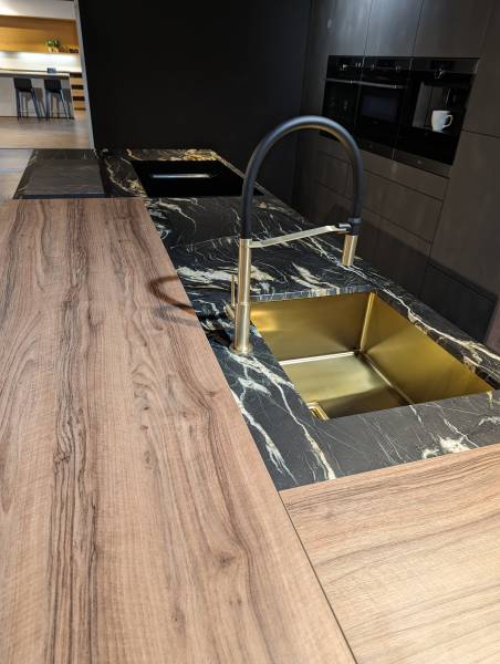 plan de travail en pierre naturelle, african fusion avec cuve sous plan chez showroom443 à Nîmes près de Montpellier