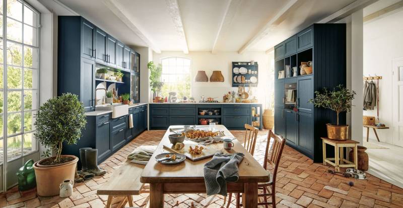 Cuisine verte style campagne chic pour une décoration authentique de la marque Schüller à Nîmes