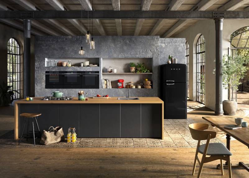 Ensemble électroménagers gamme Linéa Noir intense de la marque Smeg chez Showroom443 à Nîmes